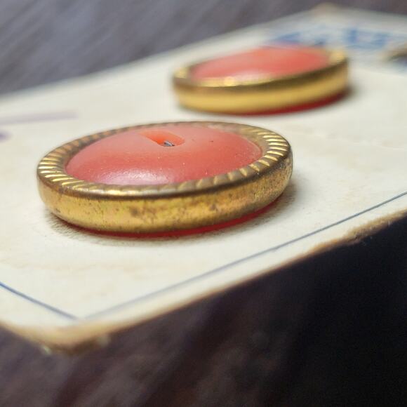 Vintage Elegant Buttons Card of 2 buttons | Red/Rust w/ Gold Rim, 20mm, USA Made - Picture 4 of 6